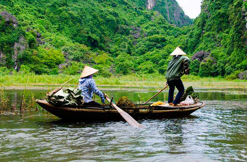 479 - Vietnam - cuevas de Tam Coc - rio Ngo Dong - gente trabajando